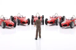 Figur Mechaniker mit braunem Overall schiebt 1:18 FigurenManufaktur