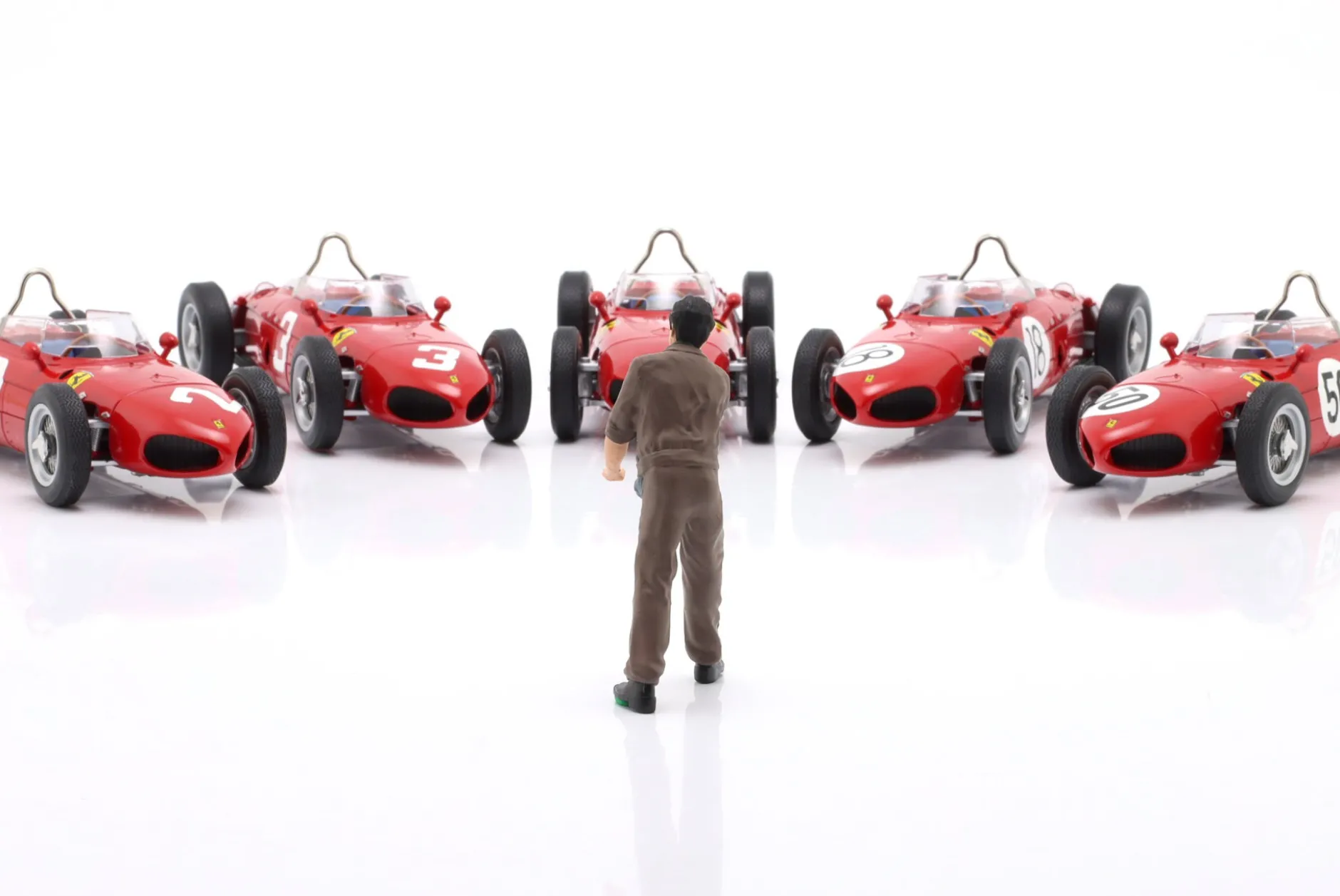 Figur Mechaniker mit braunem Overall schiebt 1:18 FigurenManufaktur