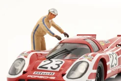 Figur Rennfahrer Hans Herrmann stützt sich ab 1:18 FigurenManufaktur