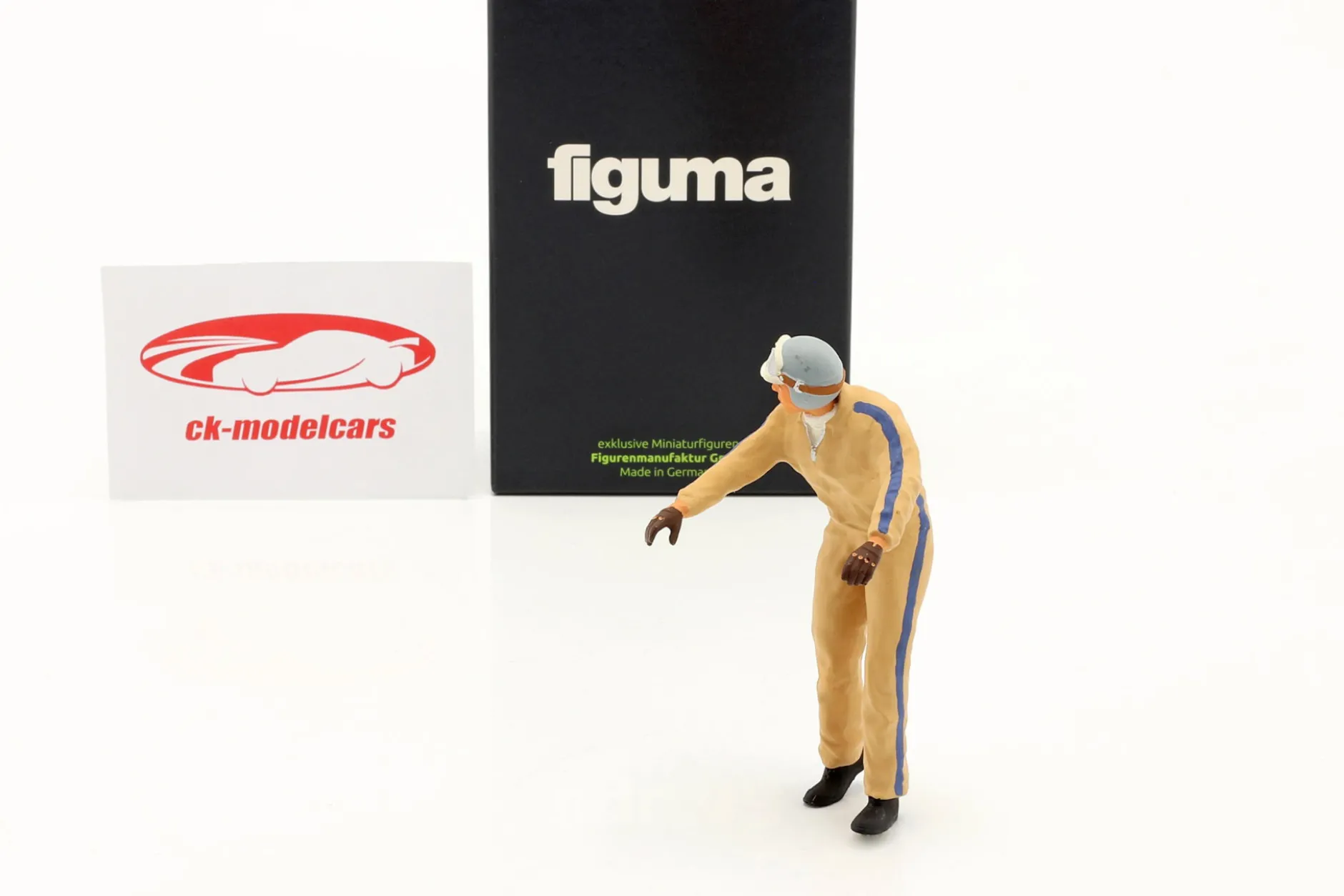 Figur Rennfahrer Hans Herrmann stützt sich ab 1:18 FigurenManufaktur