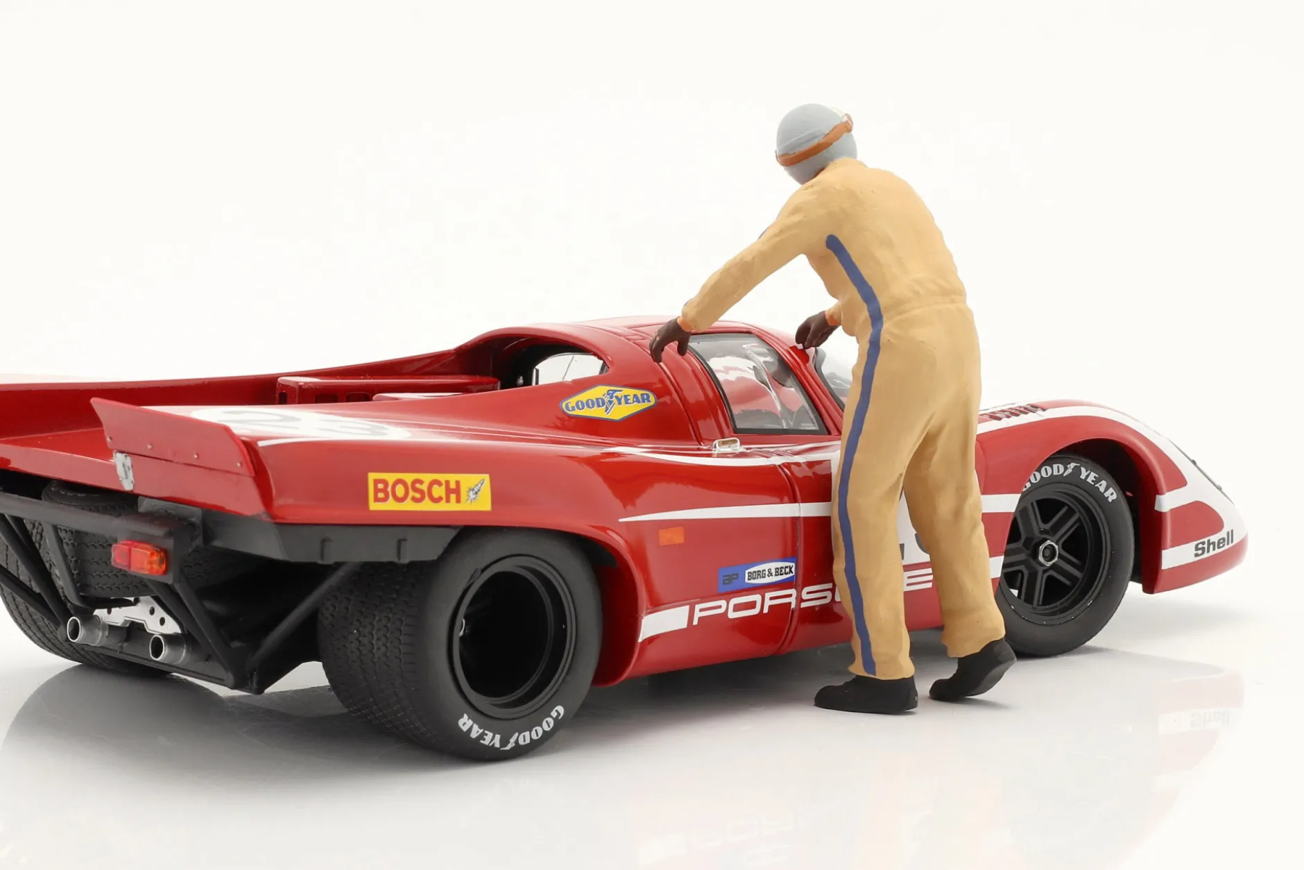 Figur Rennfahrer Hans Herrmann stützt sich ab 1:18 FigurenManufaktur