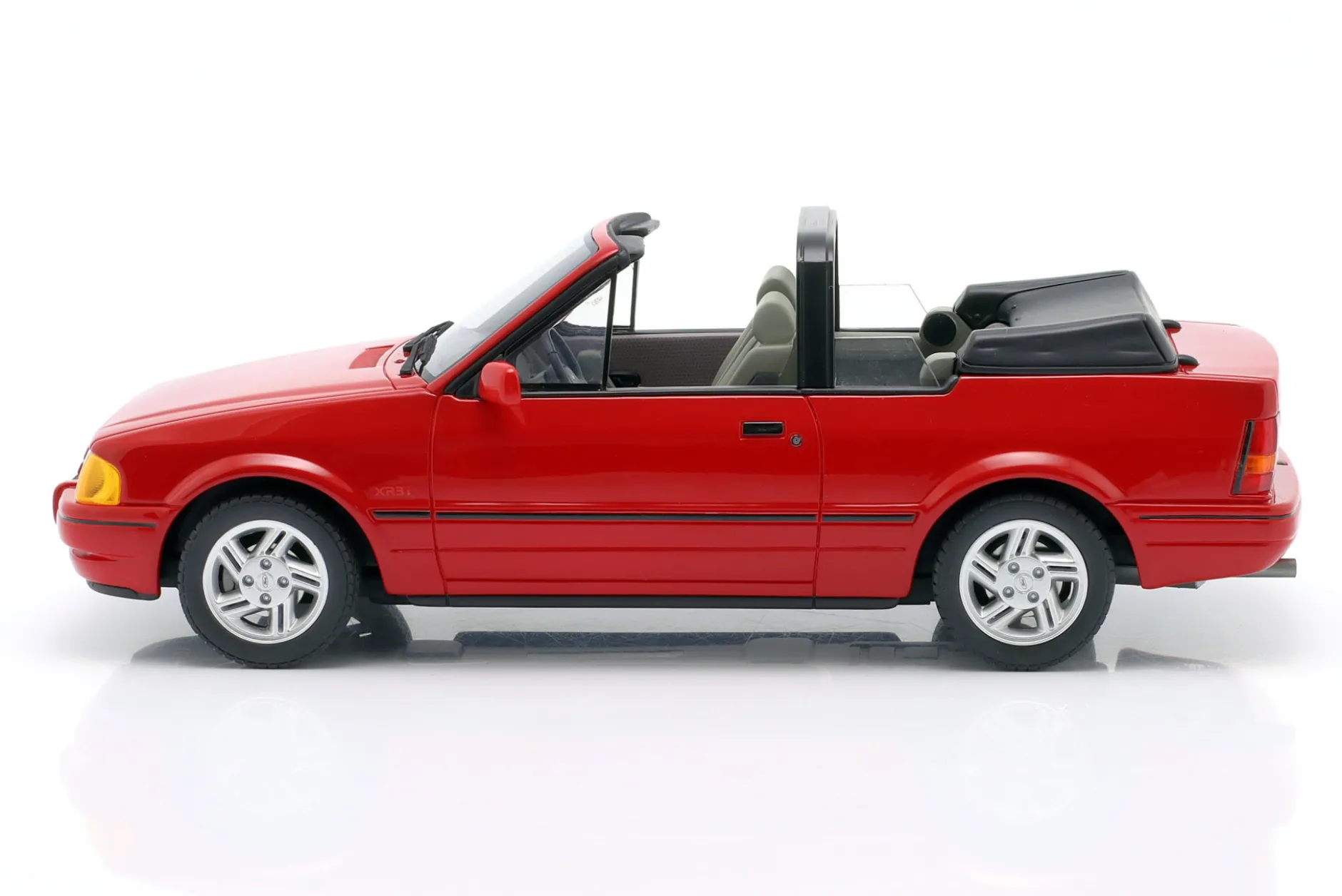 Ford Escort Mk4 XR3i Cabriolet Baujahr 1986 Flamenco rot 1:18 OttOmobile