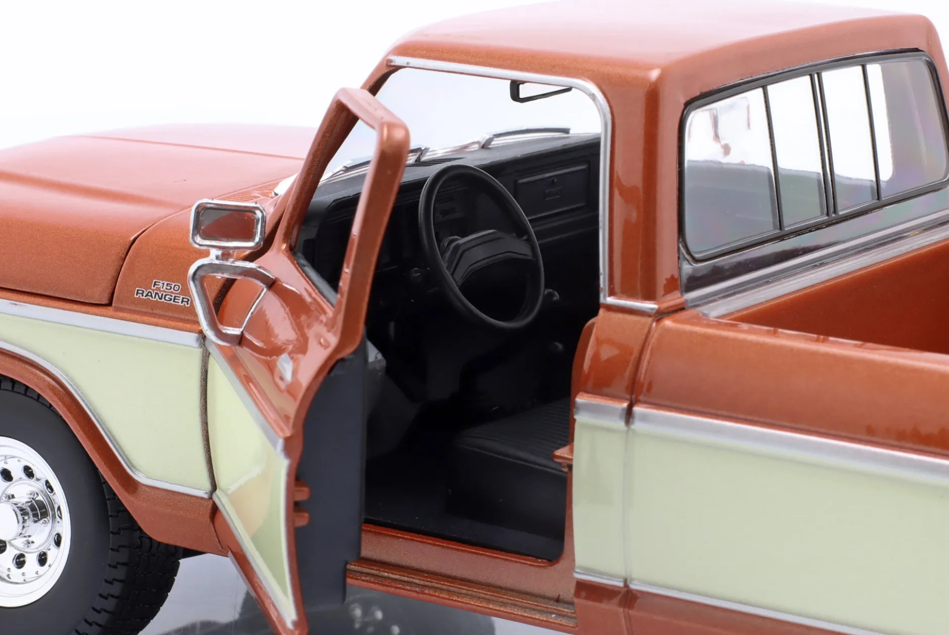 Ford F150 Pick-Up Baujahr 1979 braun metallic / creme weiß 1:18 Maisto