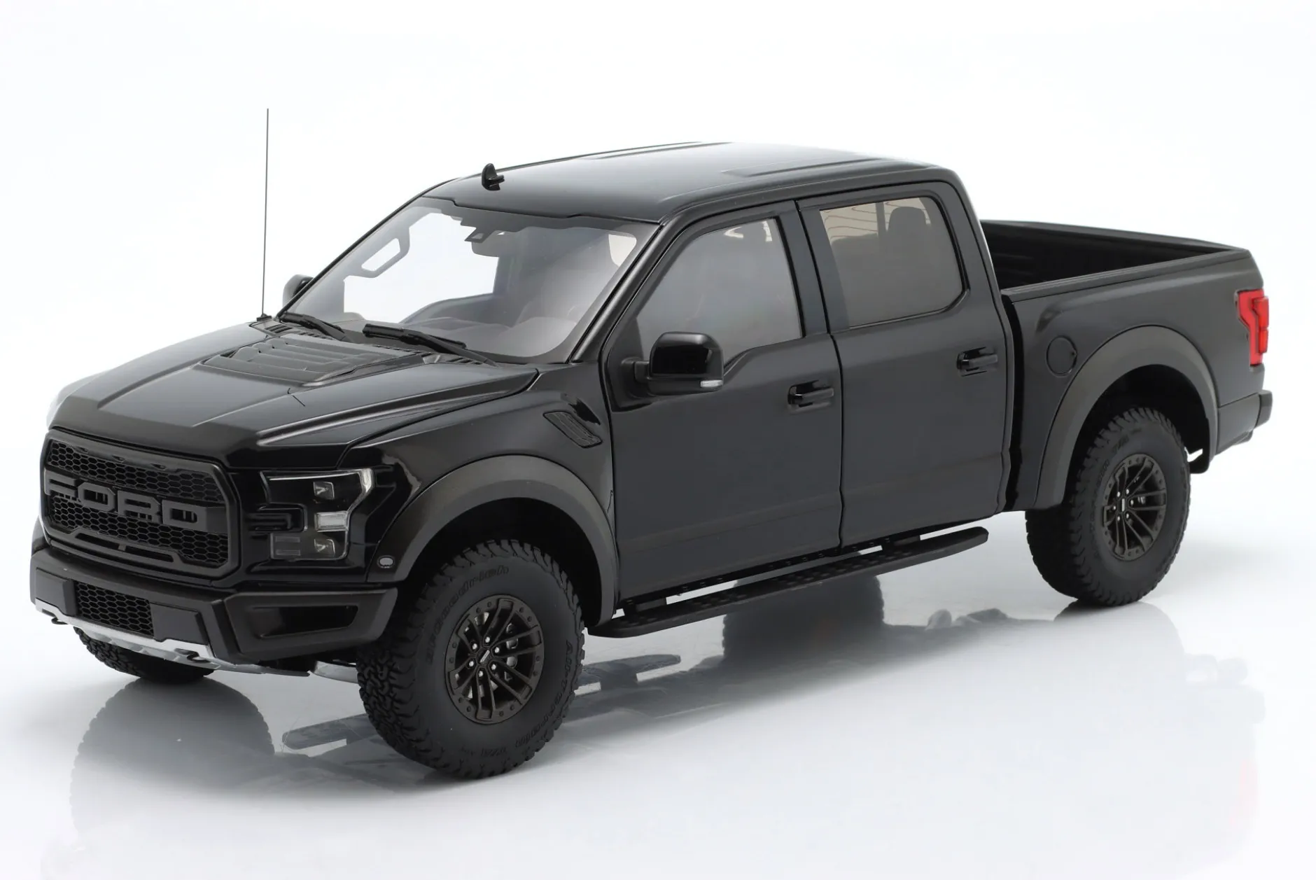Ford F-150 Raptor Supercrew Pick-Up Baujahr 2019 achatschwarz 1:18 AUTOart