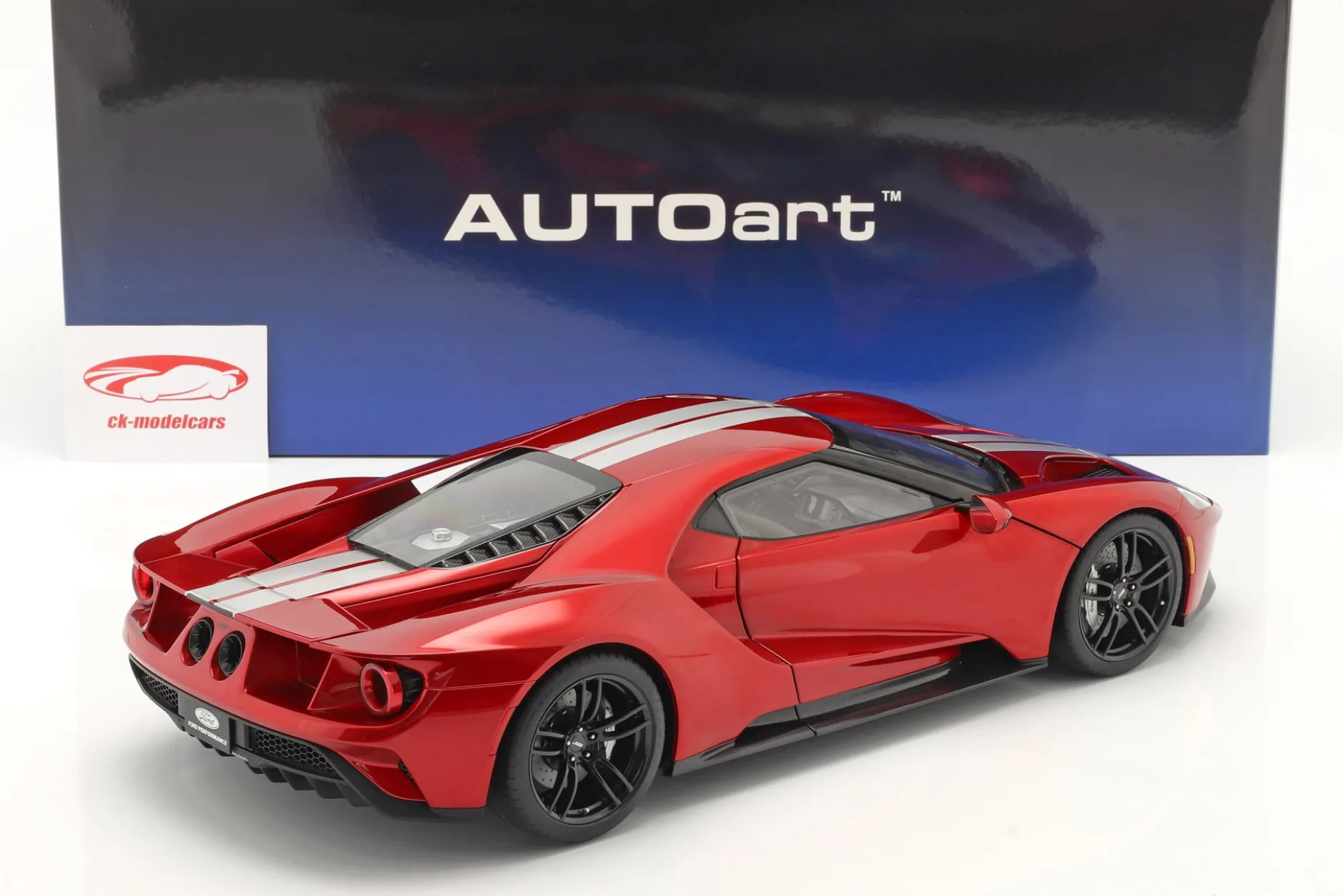 Ford GT Baujahr 2017 rot / silber 1:12 AUTOart
