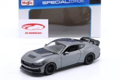 Ford Mustang Darkhorse Baujahr 2024 grau metallic 1:24 Maisto