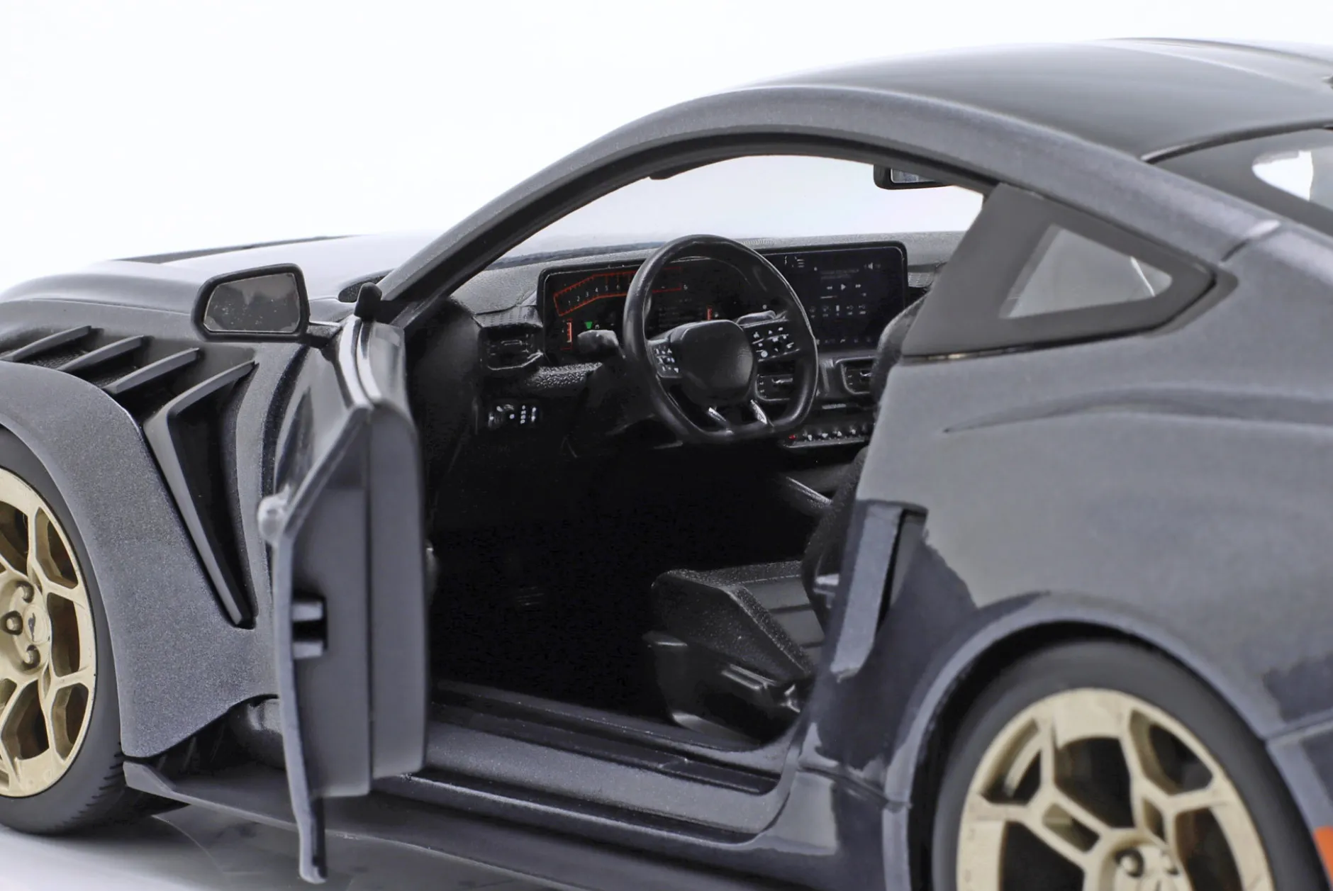 Ford Mustang GTD Baujahr 2025 grau metallic 1:18 Maisto