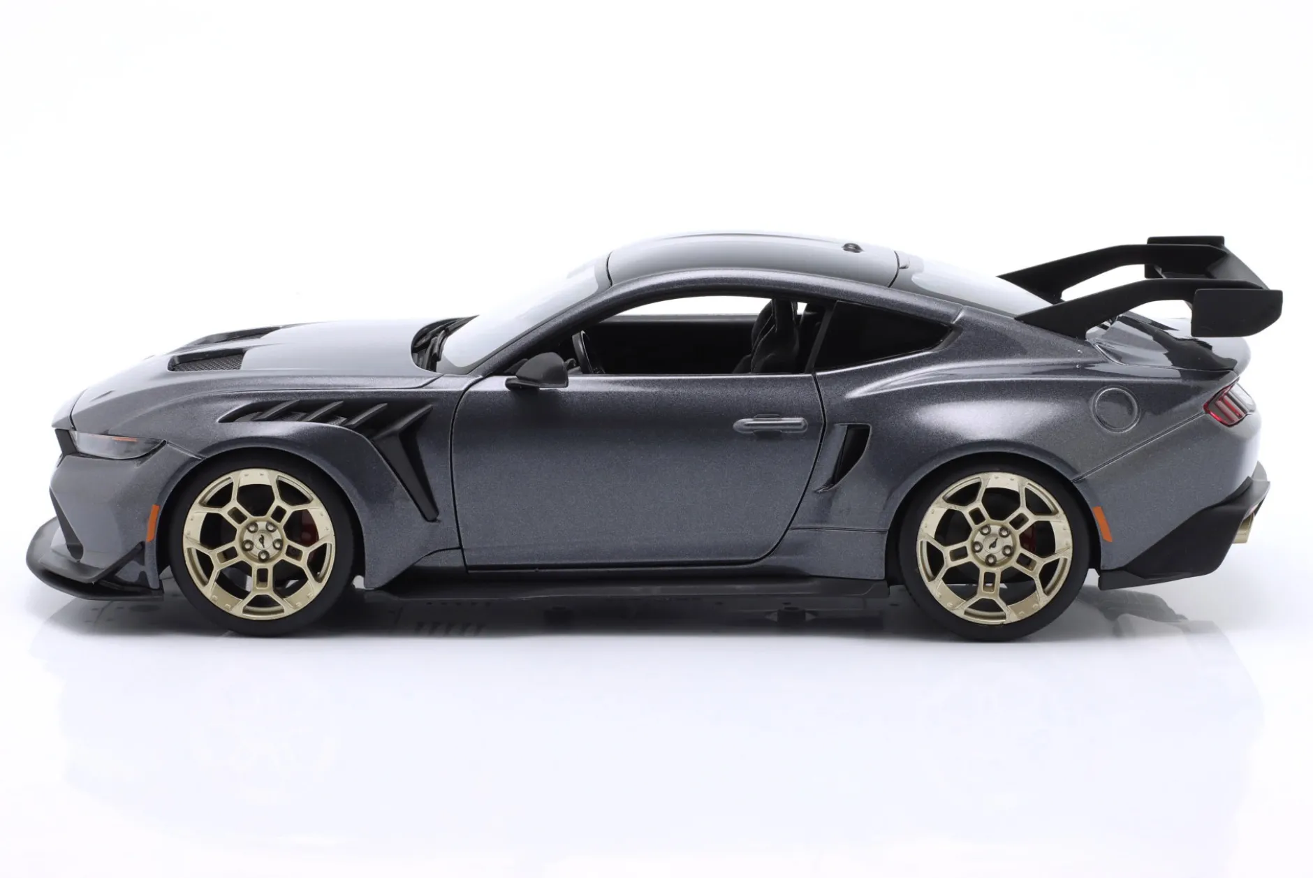 Ford Mustang GTD Baujahr 2025 grau metallic 1:18 Maisto