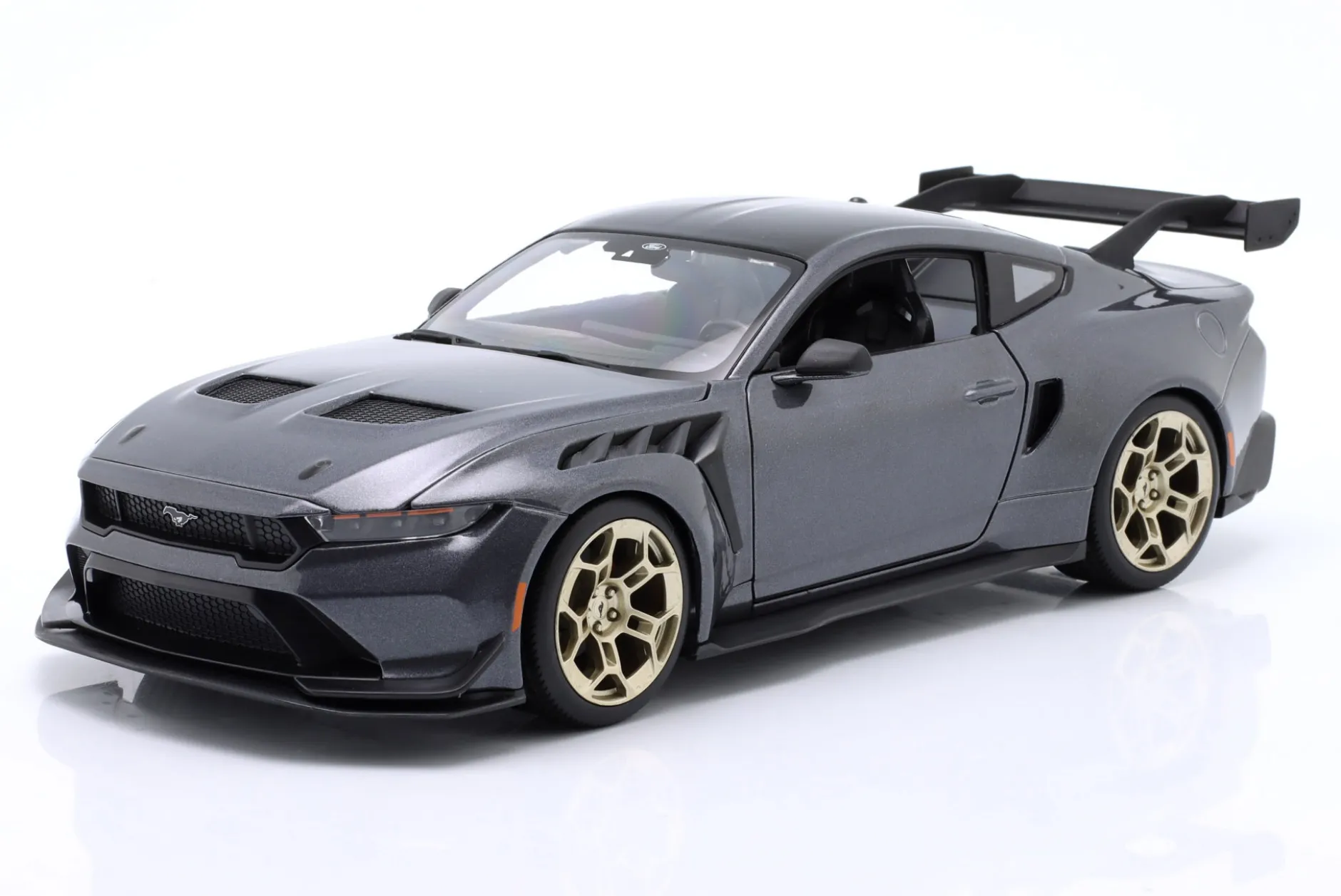 Ford Mustang GTD Baujahr 2025 grau metallic 1:18 Maisto