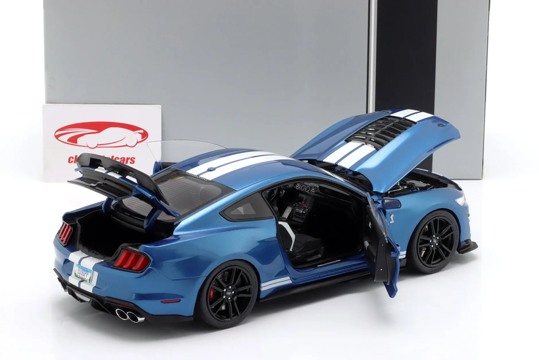 Ford Mustang Shelby GT500 Baujahr 2022 blau metallic / weiß 1:18 Ixo