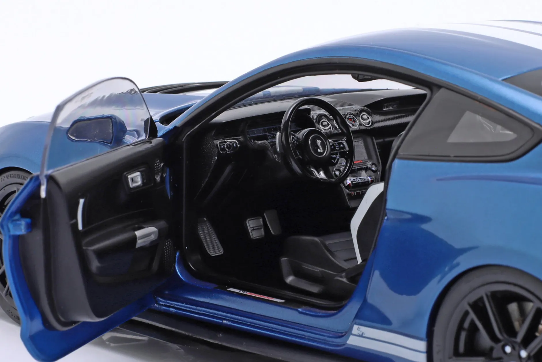 Ford Mustang Shelby GT500 Baujahr 2022 blau metallic / weiß 1:18 Ixo