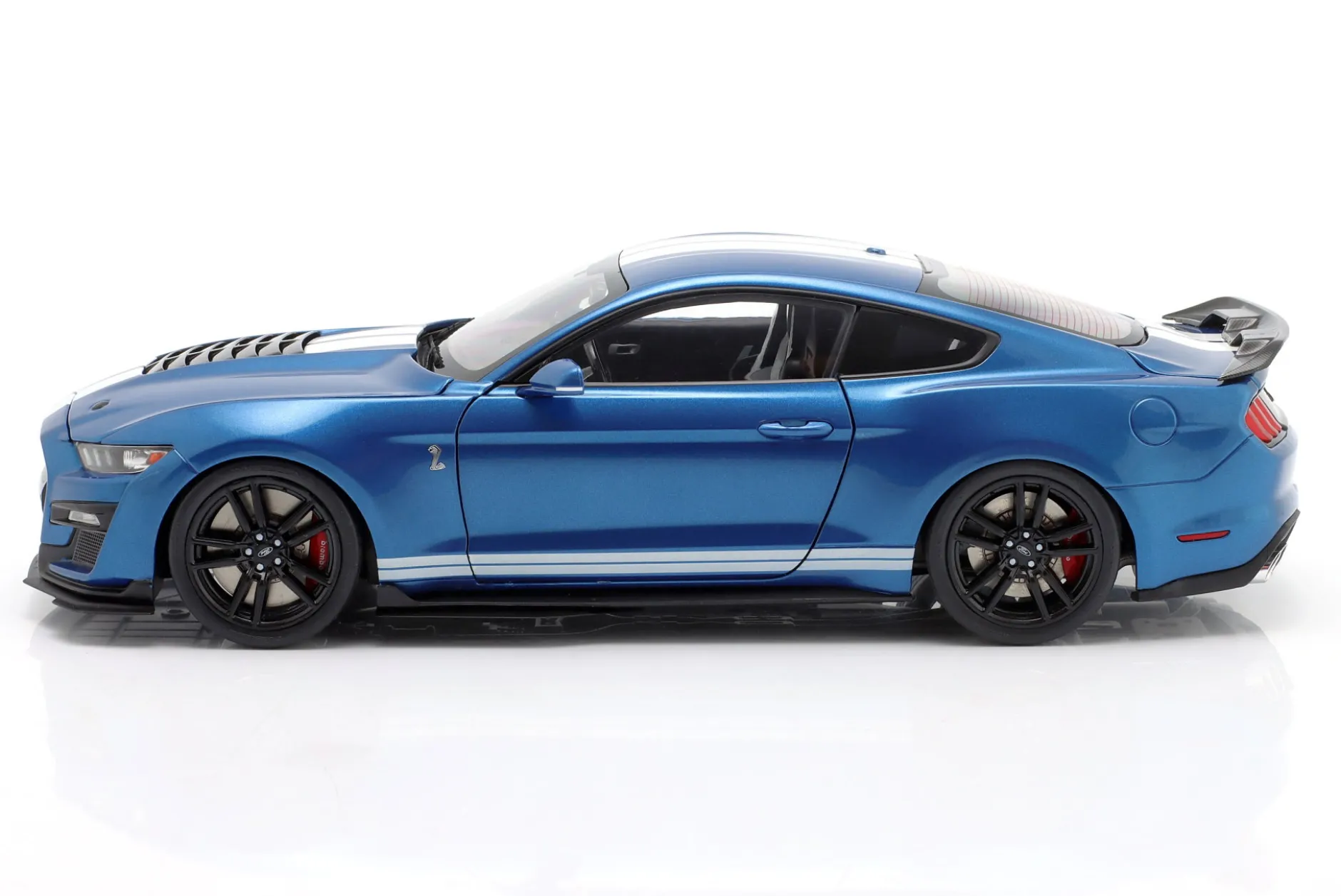 Ford Mustang Shelby GT500 Baujahr 2022 blau metallic / weiß 1:18 Ixo