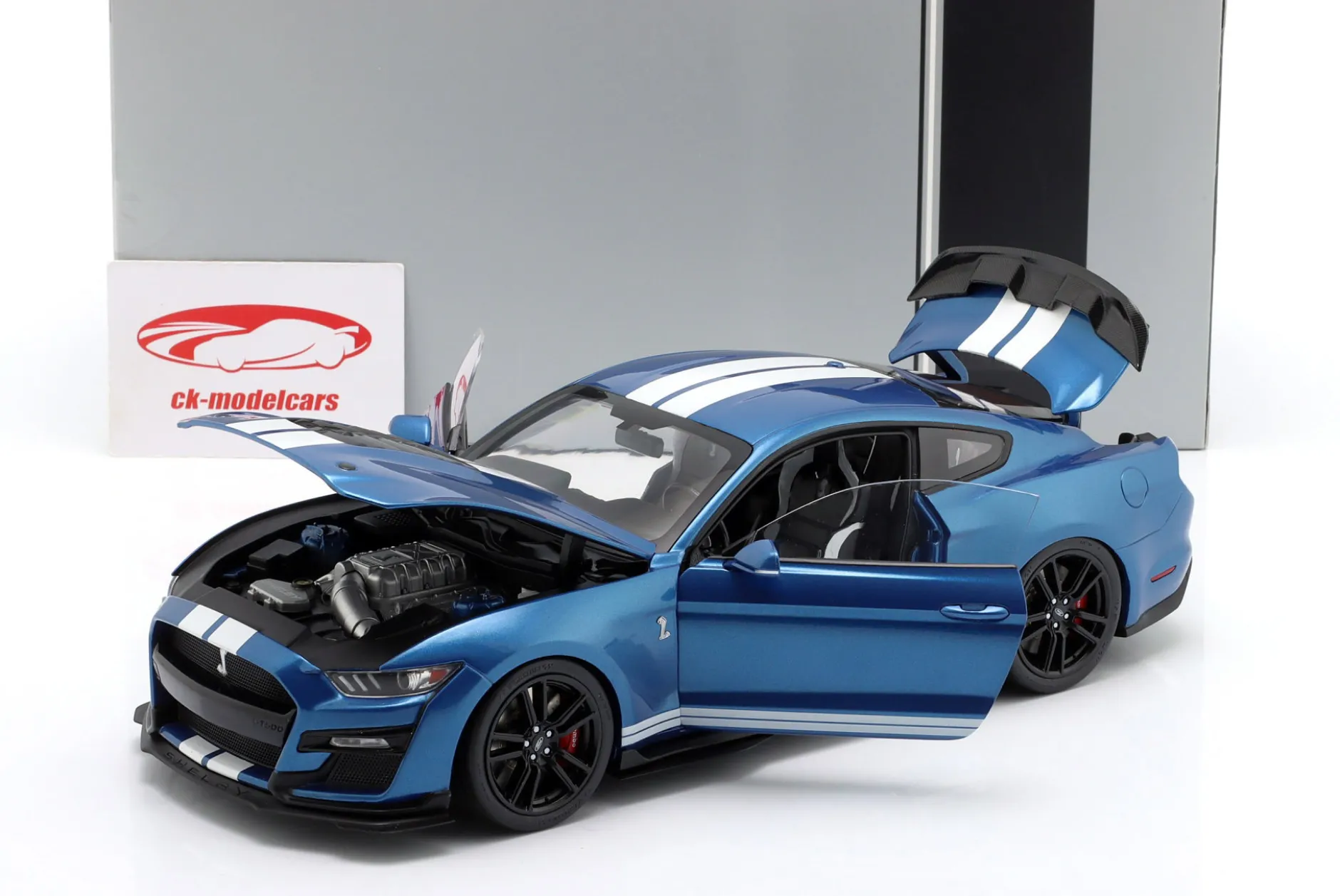 Ford Mustang Shelby GT500 Baujahr 2022 blau metallic / weiß 1:18 Ixo