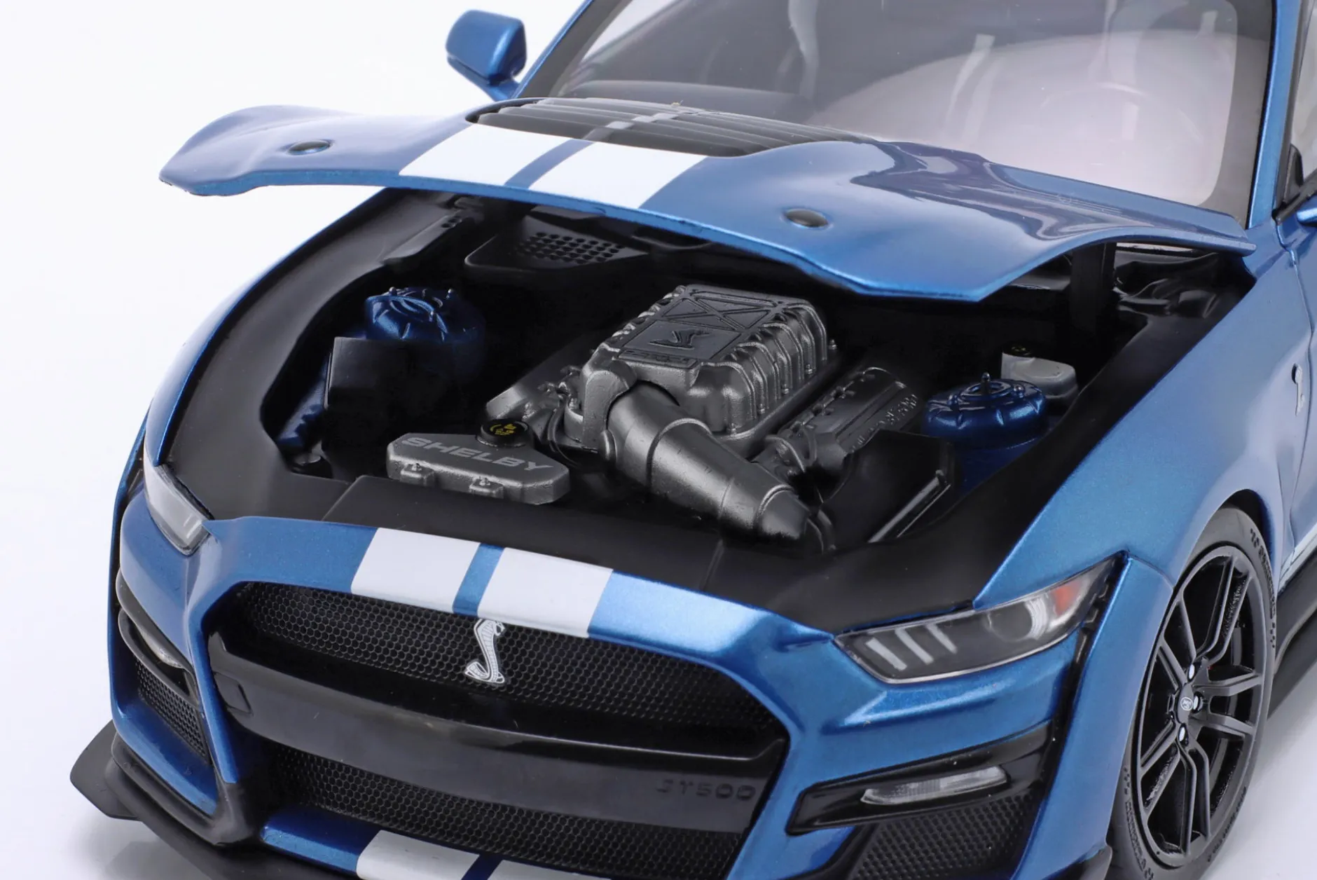 Ford Mustang Shelby GT500 Baujahr 2022 blau metallic / weiß 1:18 Ixo