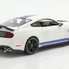Ford Mustang Shelby GT500 Baujahr 2020 weiß mit blauen Streifen 1:18 Maisto