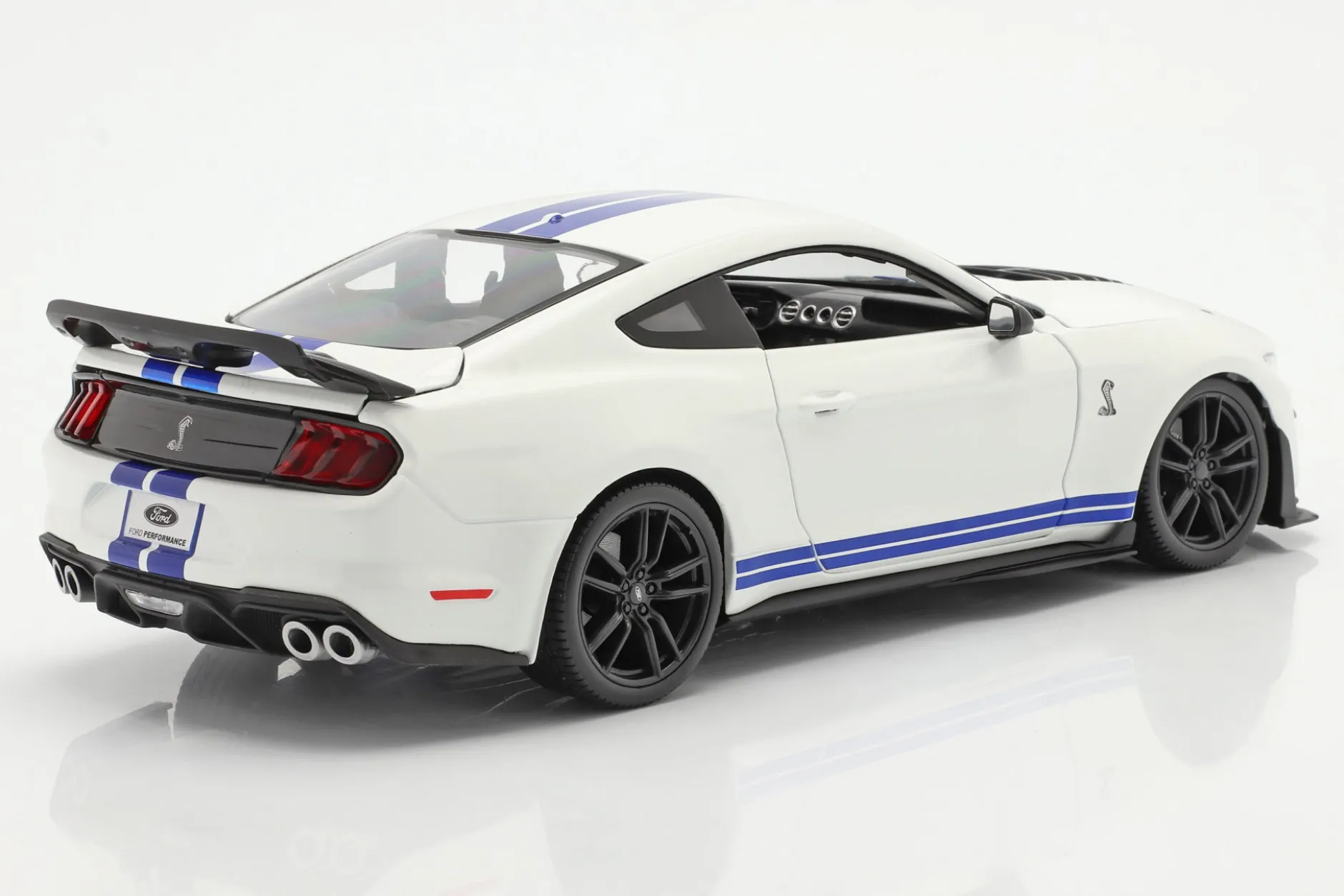 Ford Mustang Shelby GT500 Baujahr 2020 weiß mit blauen Streifen 1:18 Maisto