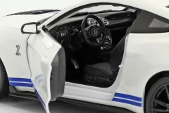 Ford Mustang Shelby GT500 Baujahr 2020 weiß mit blauen Streifen 1:18 Maisto