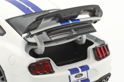Ford Mustang Shelby GT500 Baujahr 2020 weiß mit blauen Streifen 1:18 Maisto