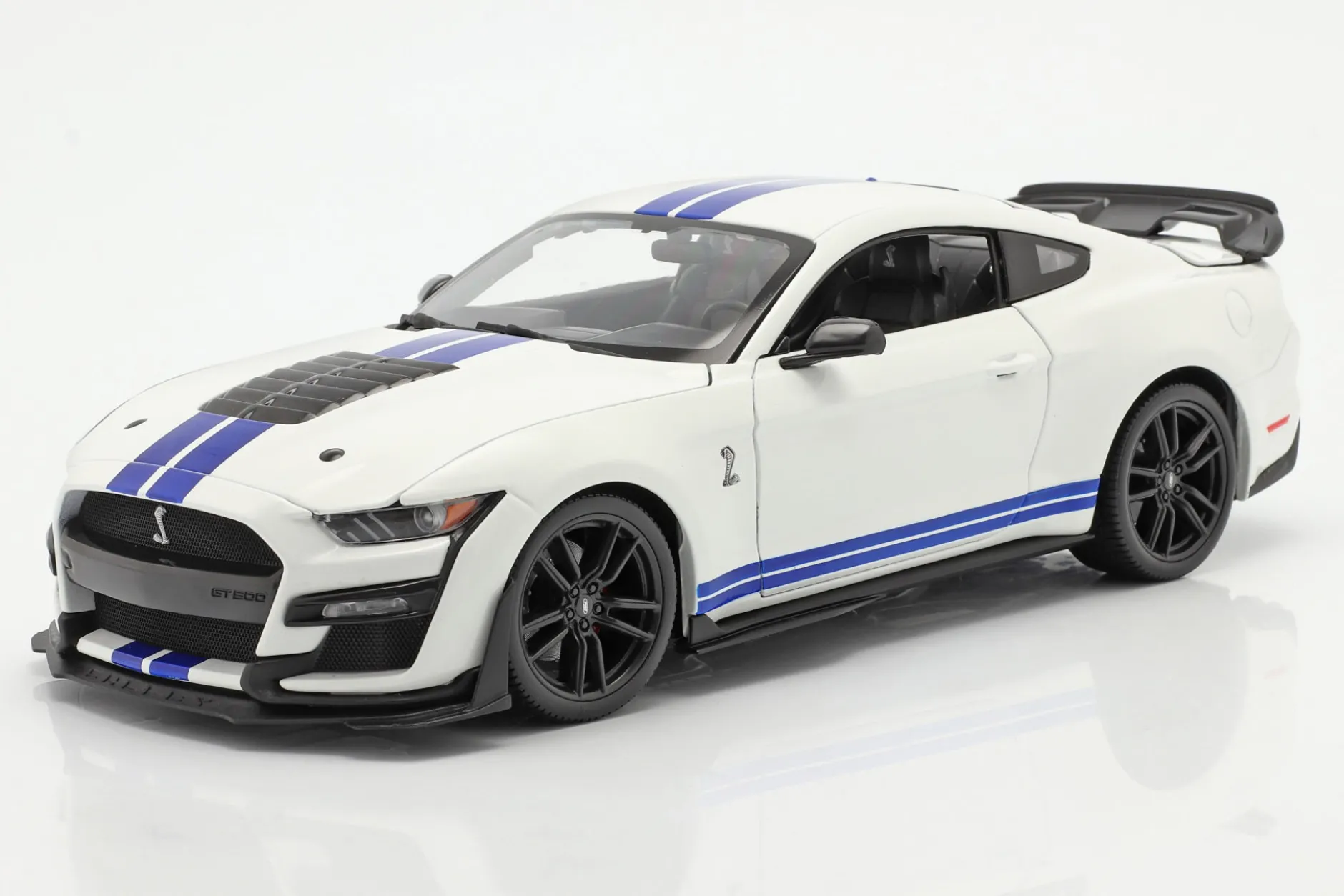Ford Mustang Shelby GT500 Baujahr 2020 weiß mit blauen Streifen 1:18 Maisto