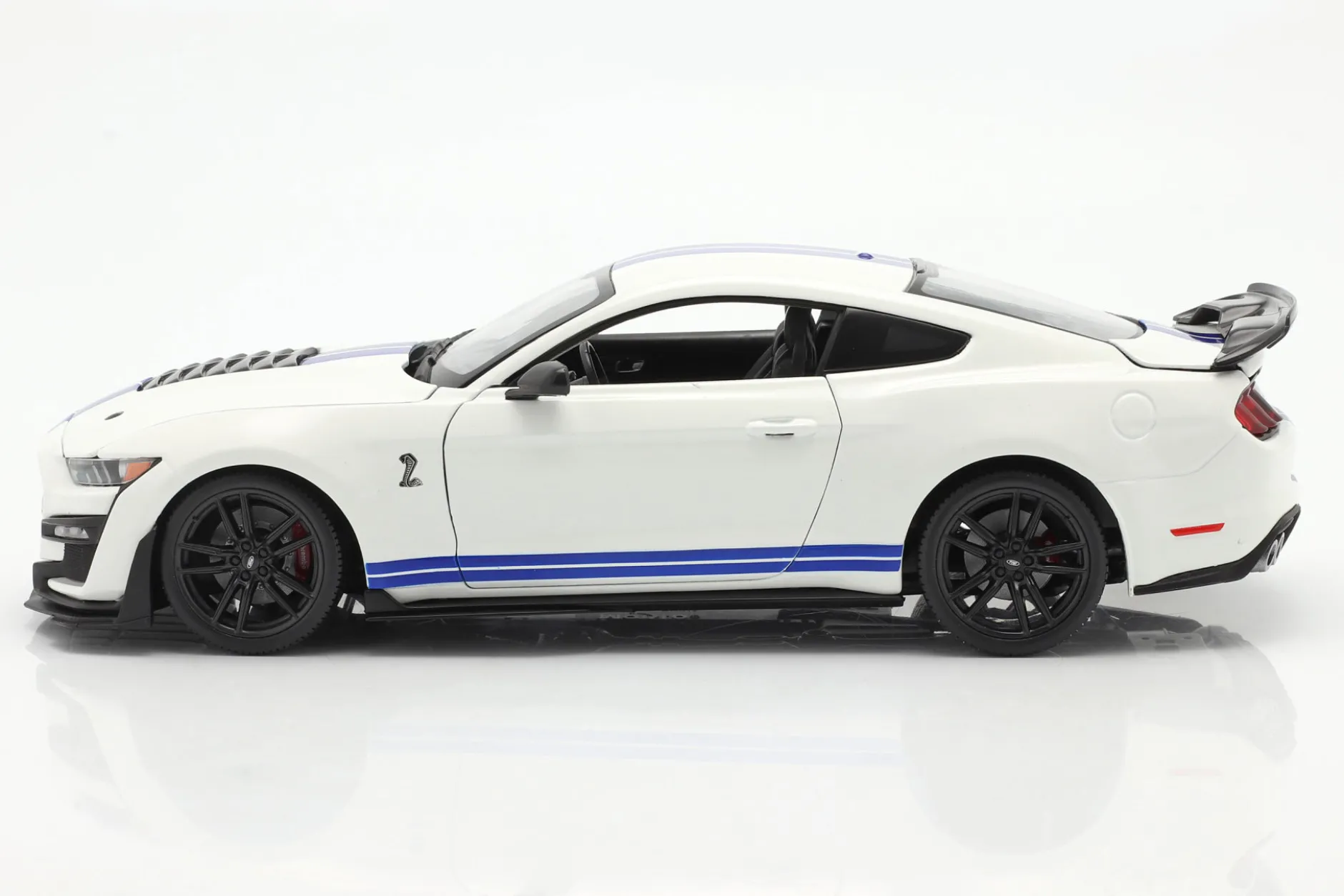 Ford Mustang Shelby GT500 Baujahr 2020 weiß mit blauen Streifen 1:18 Maisto