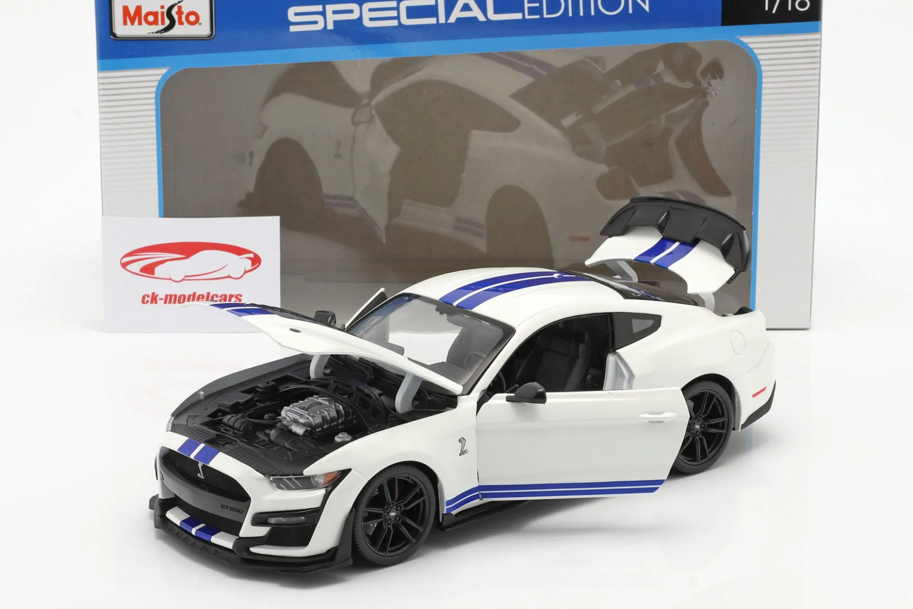 Ford Mustang Shelby GT500 Baujahr 2020 weiß mit blauen Streifen 1:18 Maisto