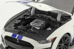 Ford Mustang Shelby GT500 Baujahr 2020 weiß mit blauen Streifen 1:18 Maisto