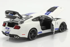 Ford Mustang Shelby GT500 Baujahr 2020 weiß mit blauen Streifen 1:18 Maisto
