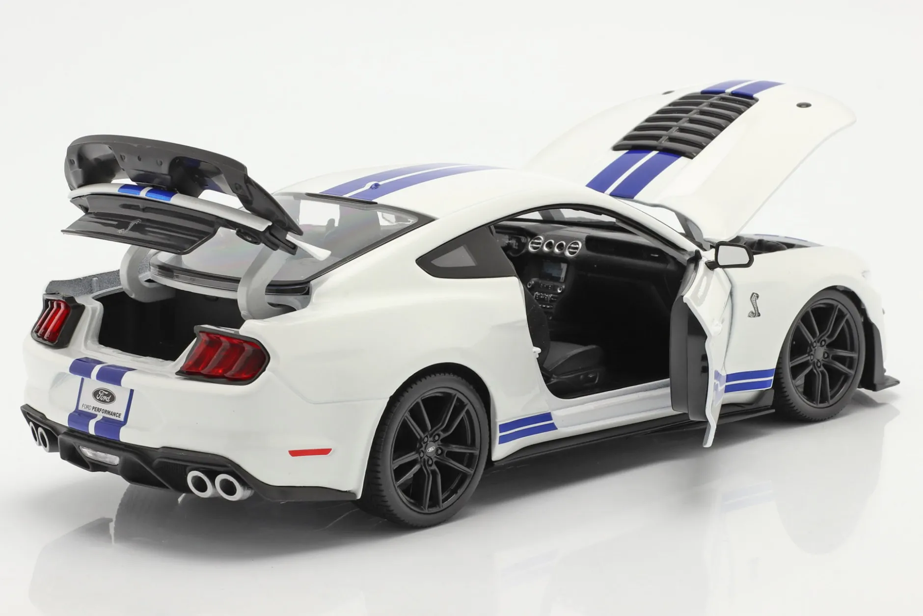 Ford Mustang Shelby GT500 Baujahr 2020 weiß mit blauen Streifen 1:18 Maisto