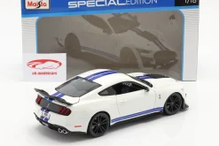 Ford Mustang Shelby GT500 Baujahr 2020 weiß mit blauen Streifen 1:18 Maisto
