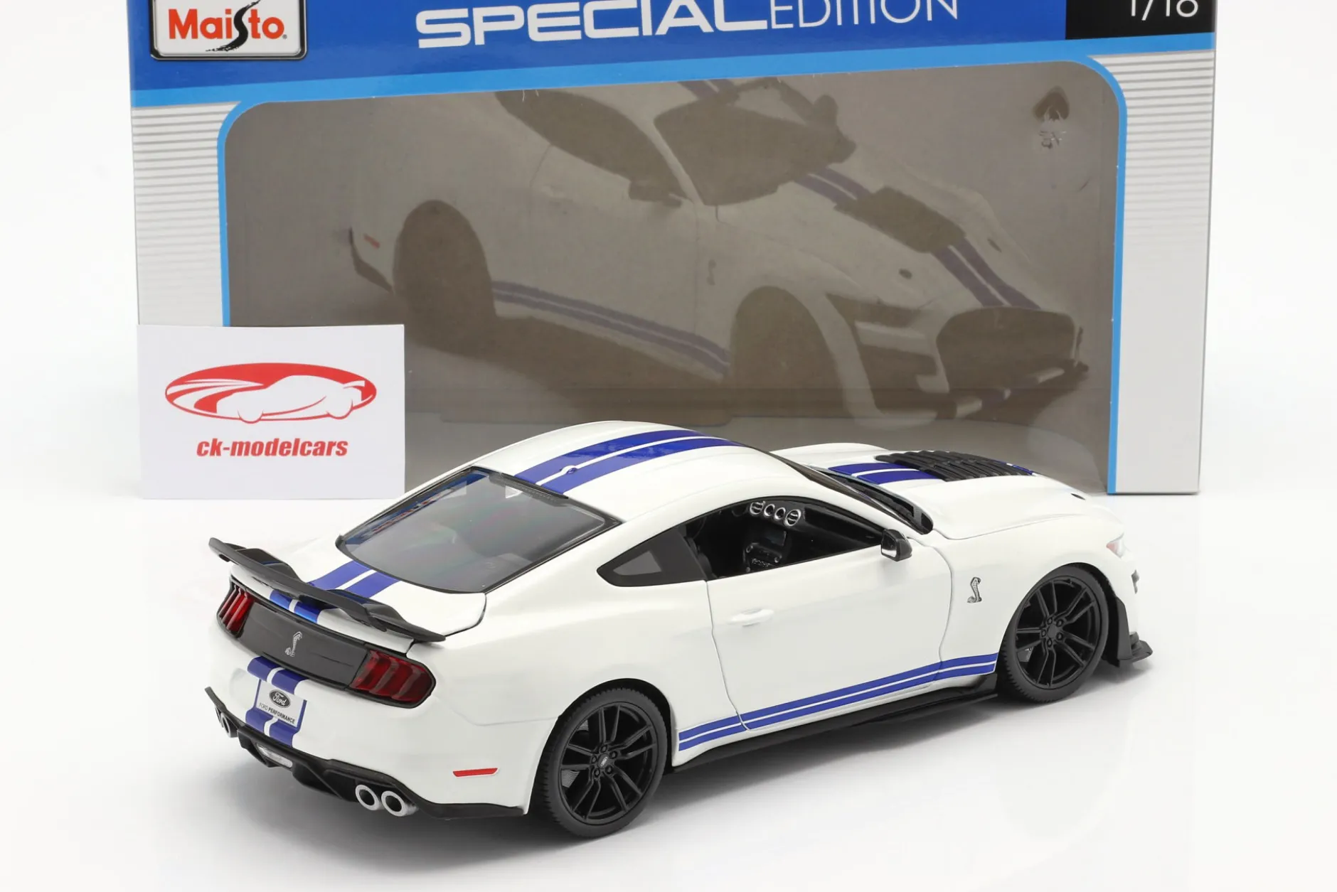 Ford Mustang Shelby GT500 Baujahr 2020 weiß mit blauen Streifen 1:18 Maisto