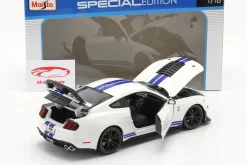 Ford Mustang Shelby GT500 Baujahr 2020 weiß mit blauen Streifen 1:18 Maisto