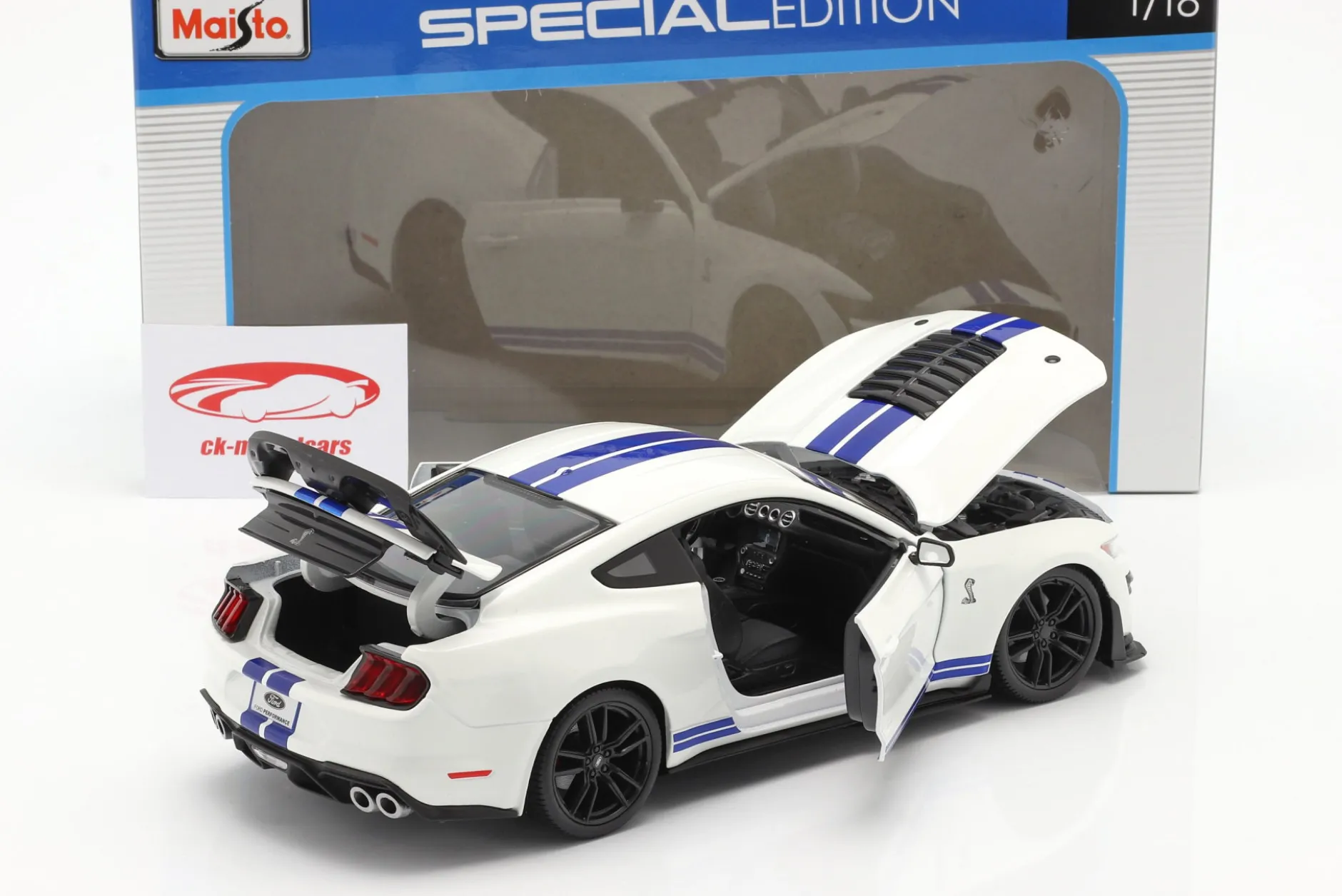 Ford Mustang Shelby GT500 Baujahr 2020 weiß mit blauen Streifen 1:18 Maisto