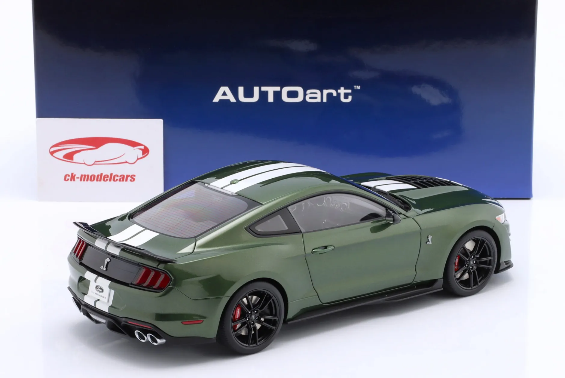 Ford Mustang Shelby GT500 dunkelgrün / weiß 1:18 AUTOart