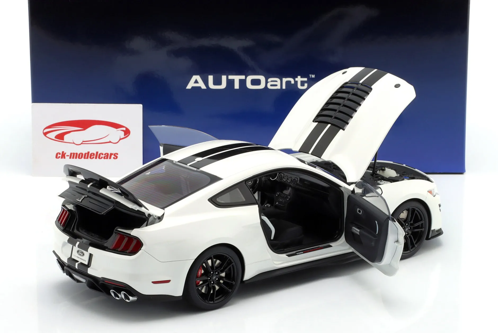 Ford Mustang Shelby GT500 weiß / schwarz 1:18 AUTOart