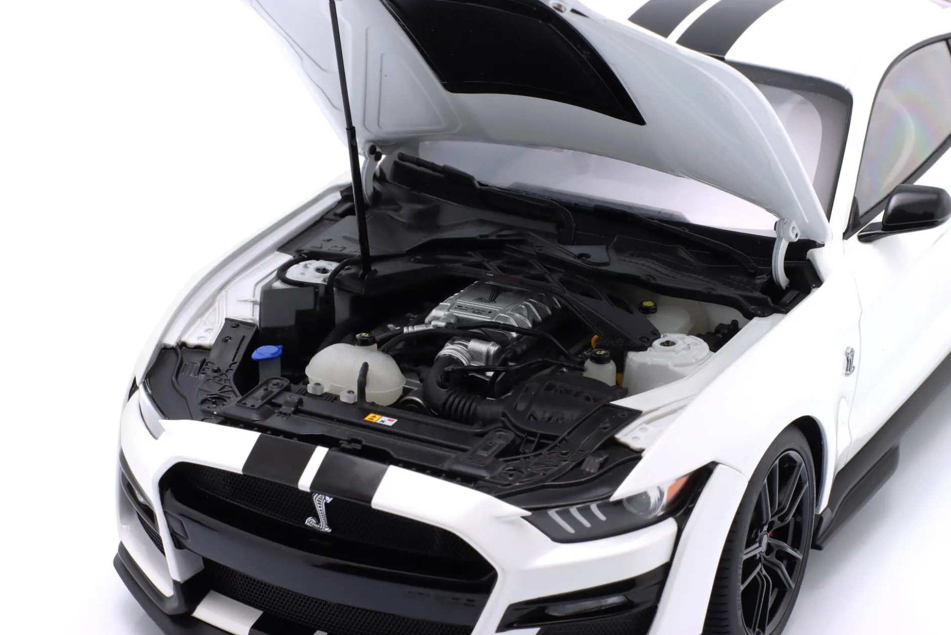 Ford Mustang Shelby GT500 weiß / schwarz 1:18 AUTOart