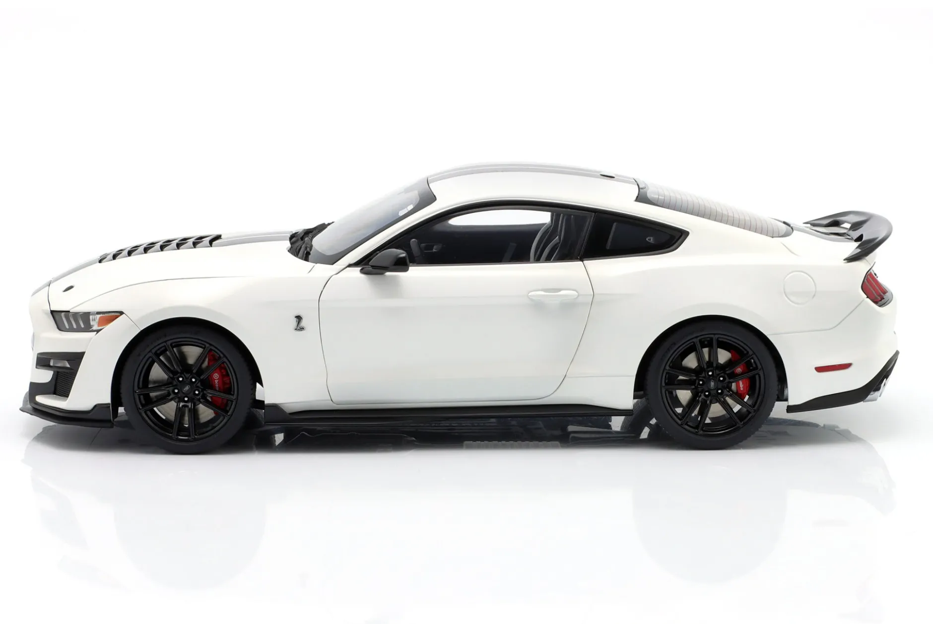 Ford Mustang Shelby GT500 weiß / schwarz 1:18 AUTOart
