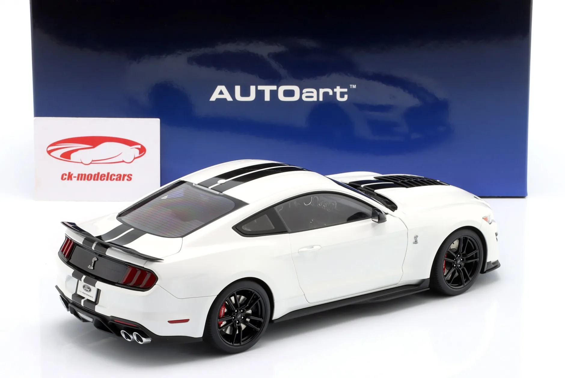 Ford Mustang Shelby GT500 weiß / schwarz 1:18 AUTOart