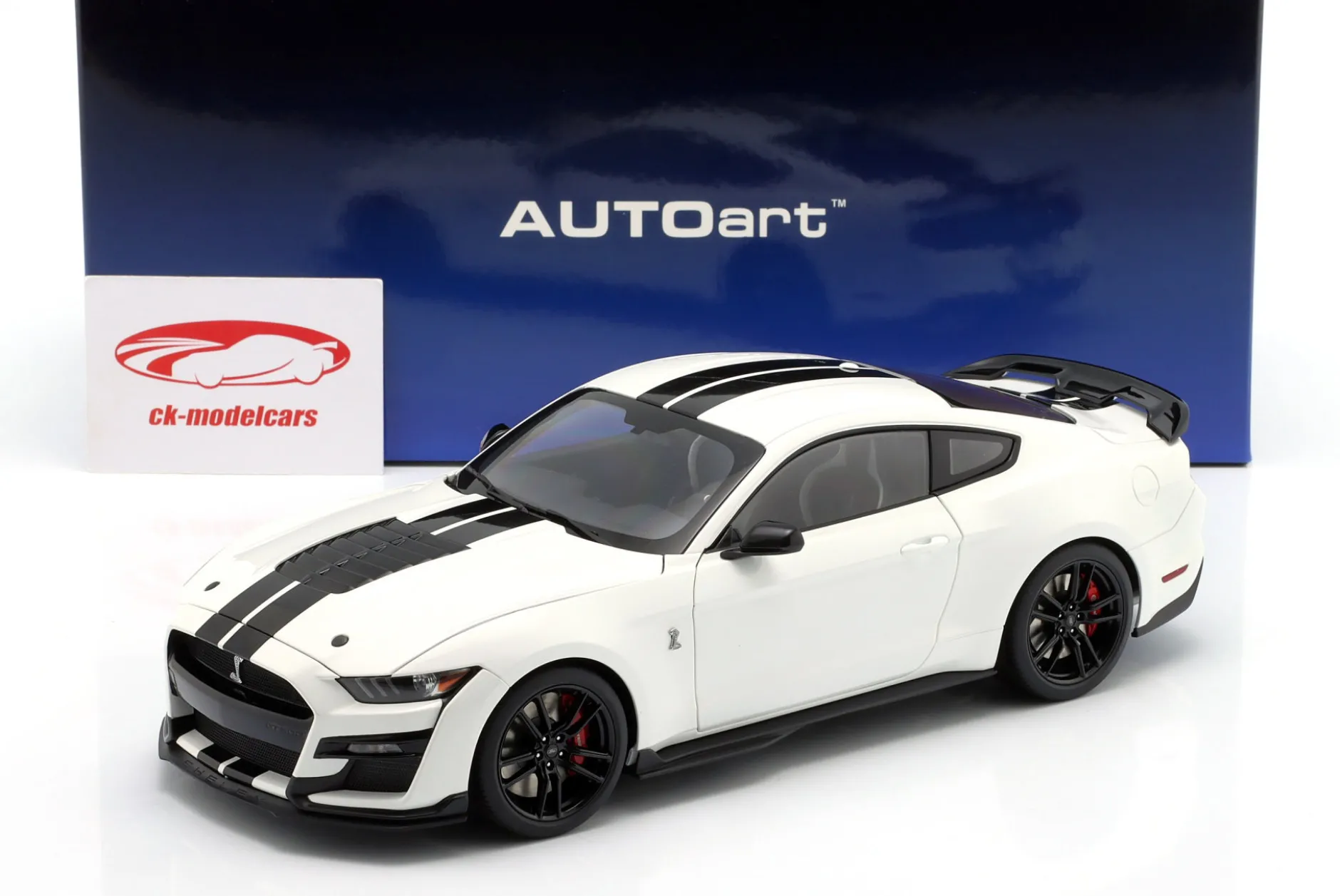 Ford Mustang Shelby GT500 weiß / schwarz 1:18 AUTOart