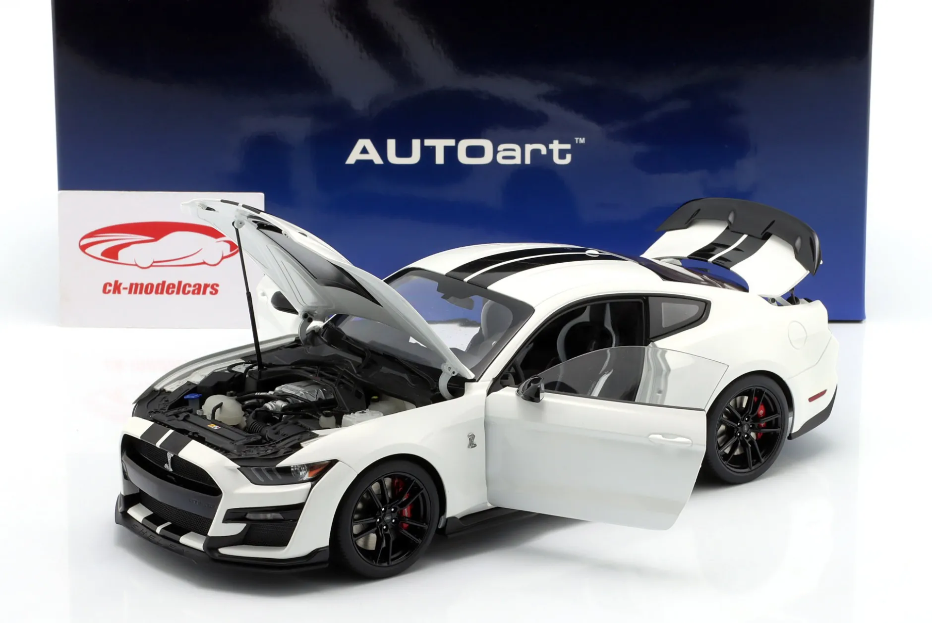 Ford Mustang Shelby GT500 weiß / schwarz 1:18 AUTOart