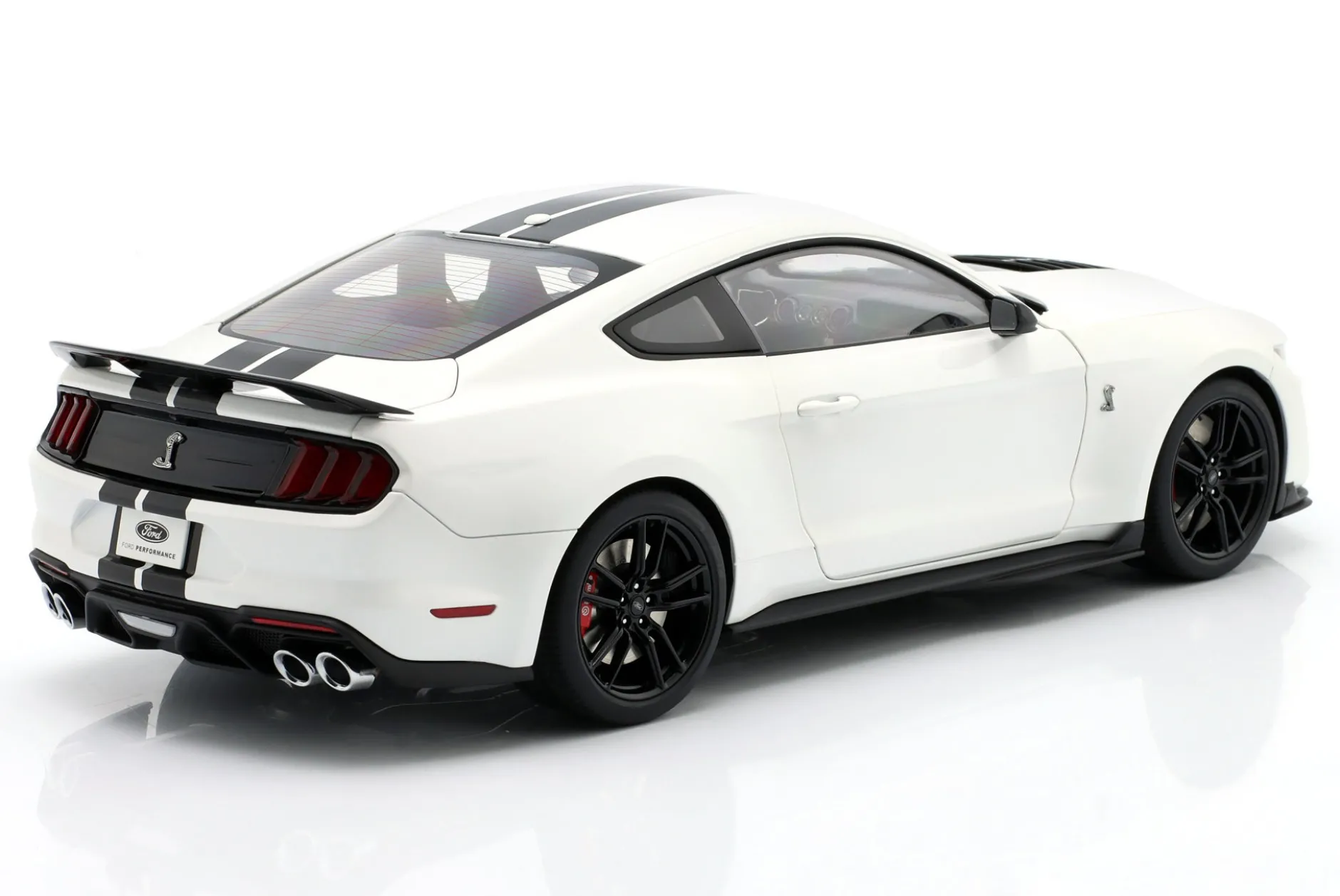 Ford Mustang Shelby GT500 weiß / schwarz 1:18 AUTOart