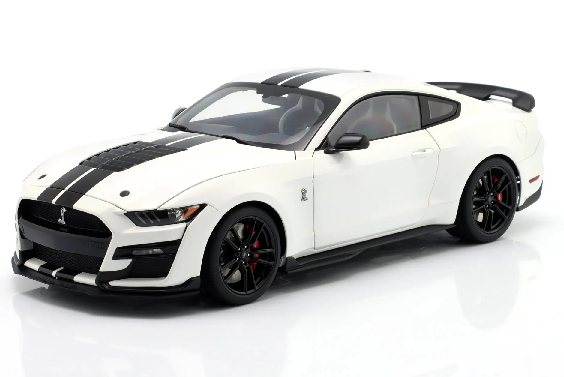 Ford Mustang Shelby GT500 weiß / schwarz 1:18 AUTOart