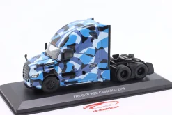 Freightliner Cascadia Sattelzugmaschine 2018 blau / tarnfarben 1:43 Hachette