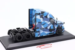 Freightliner Cascadia Sattelzugmaschine 2018 blau / tarnfarben 1:43 Hachette