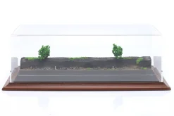 Hochwertige Acryl Vitrine mit Diorama-Bodenplatte Forest Road 1:43 Atlantic