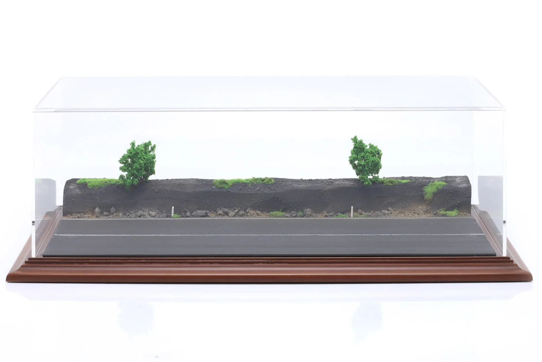 Hochwertige Acryl Vitrine mit Diorama-Bodenplatte Forest Road 1:43 Atlantic
