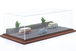 Hochwertige Acryl Vitrine mit Diorama-Bodenplatte Forest Road 1:43 Atlantic