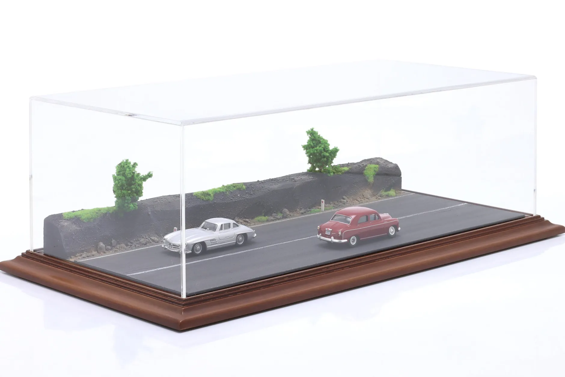 Hochwertige Acryl Vitrine mit Diorama-Bodenplatte Forest Road 1:43 Atlantic