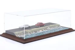Hochwertige Acryl Vitrine mit Diorama-Bodenplatte Murefte - Sea Side 1:43 Atlantic