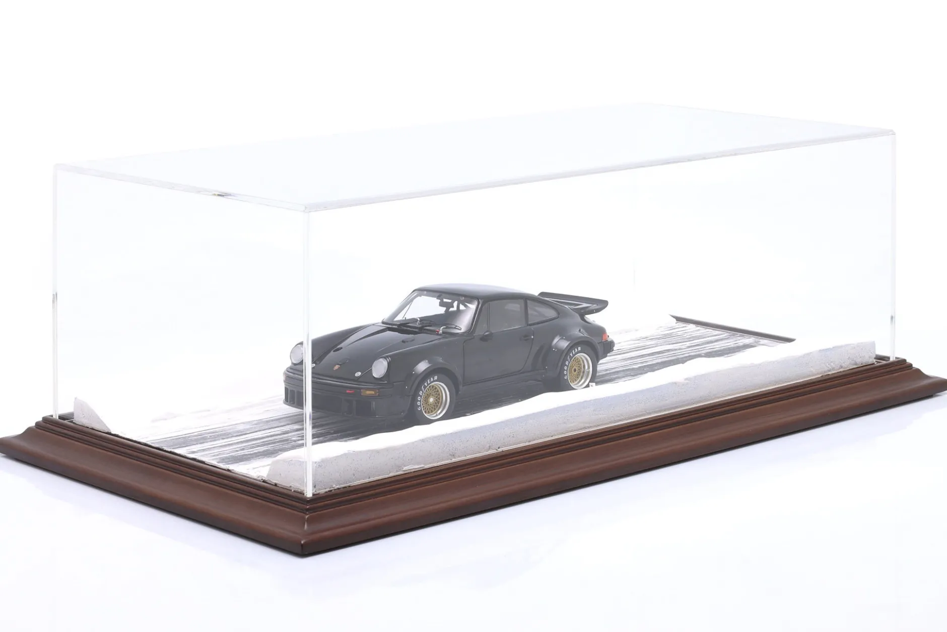 Hochwertige Acryl Vitrine mit Diorama-Bodenplatte Snow Road 1:43 Atlantic