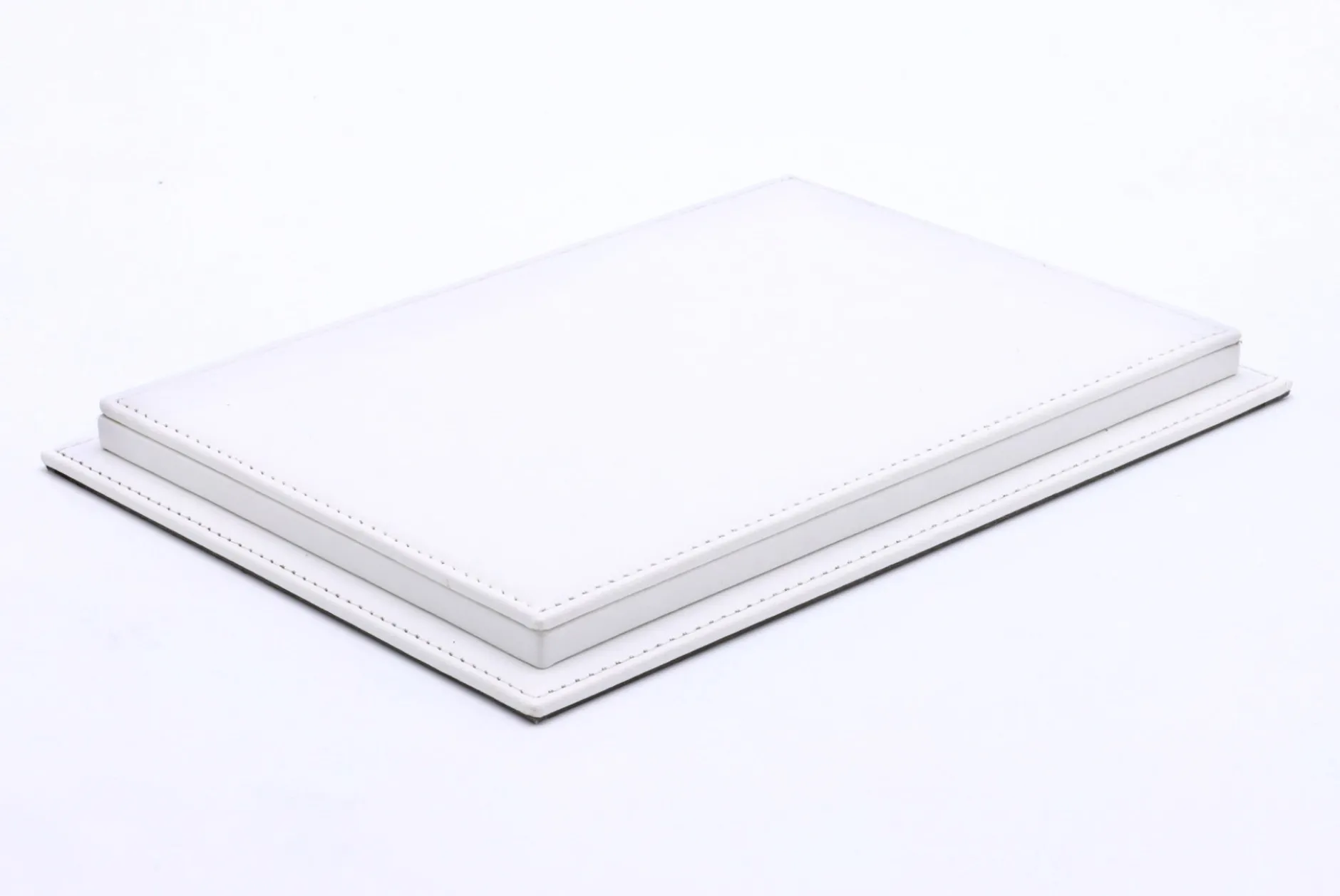 Hochwertige Acryl-Vitrine Mulhouse mit weißem Ledee-Boden für Helme 1:2 Atlantic